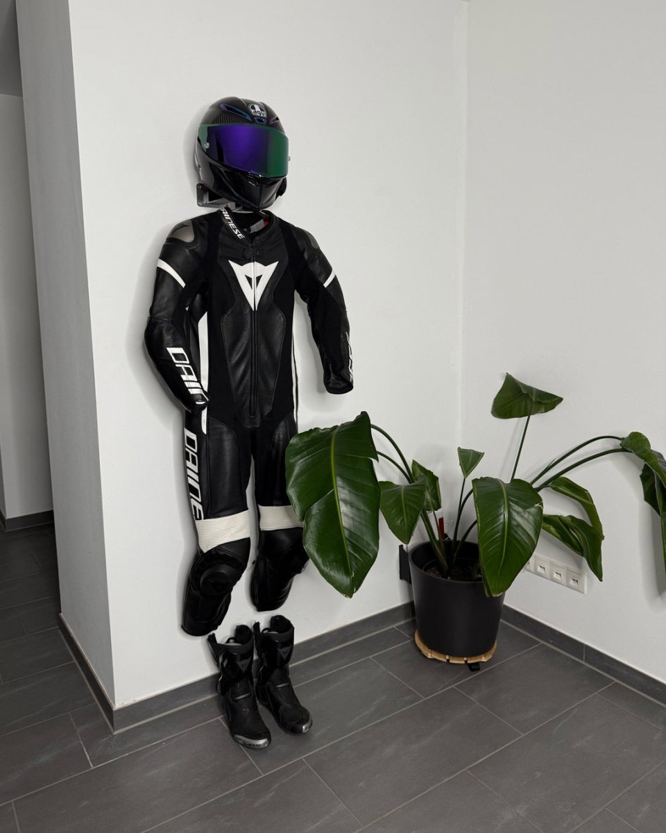 SUITBASE® - PRO V4 - Apex White - Motorrad Garderobe