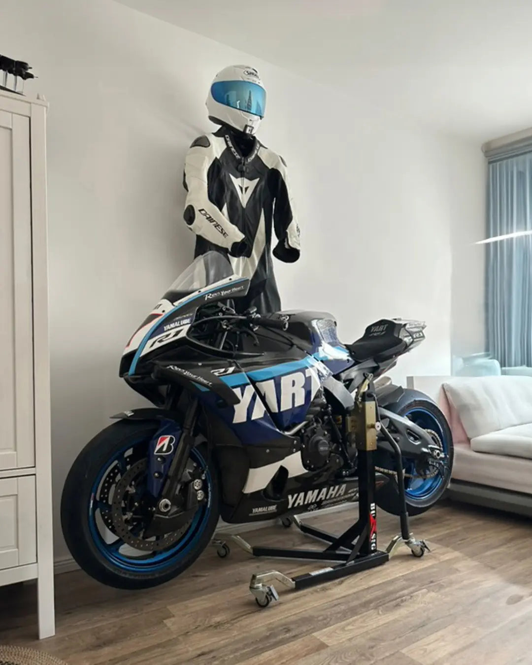 SUITBASE® - PRO V4 - Apex White - Motorrad Garderobe