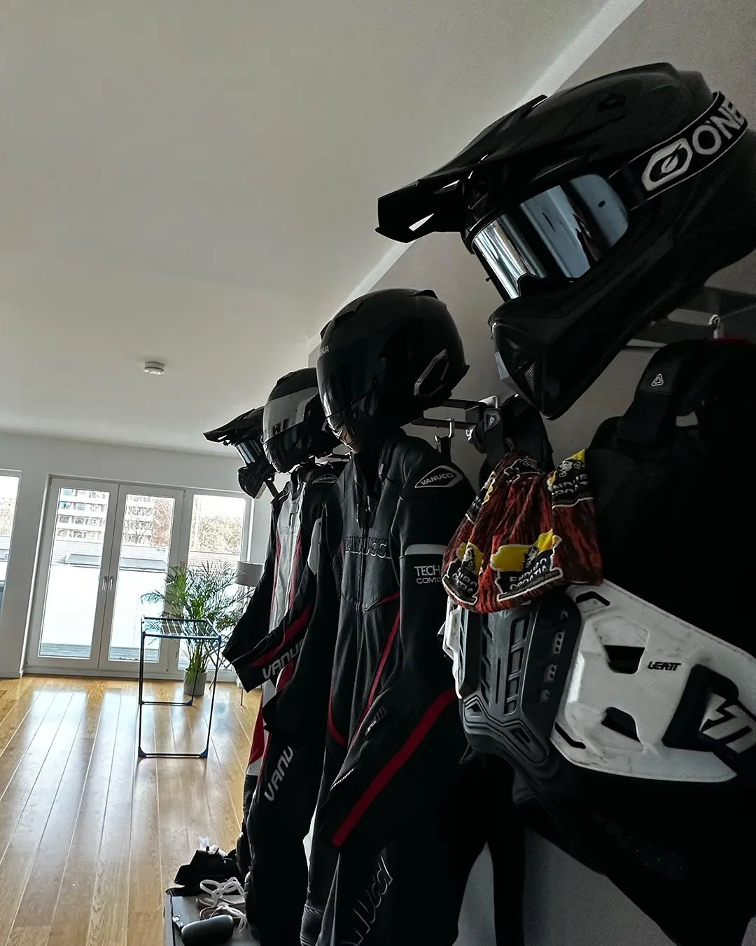 SUITBASE® PRO - Il guardaroba motociclistico