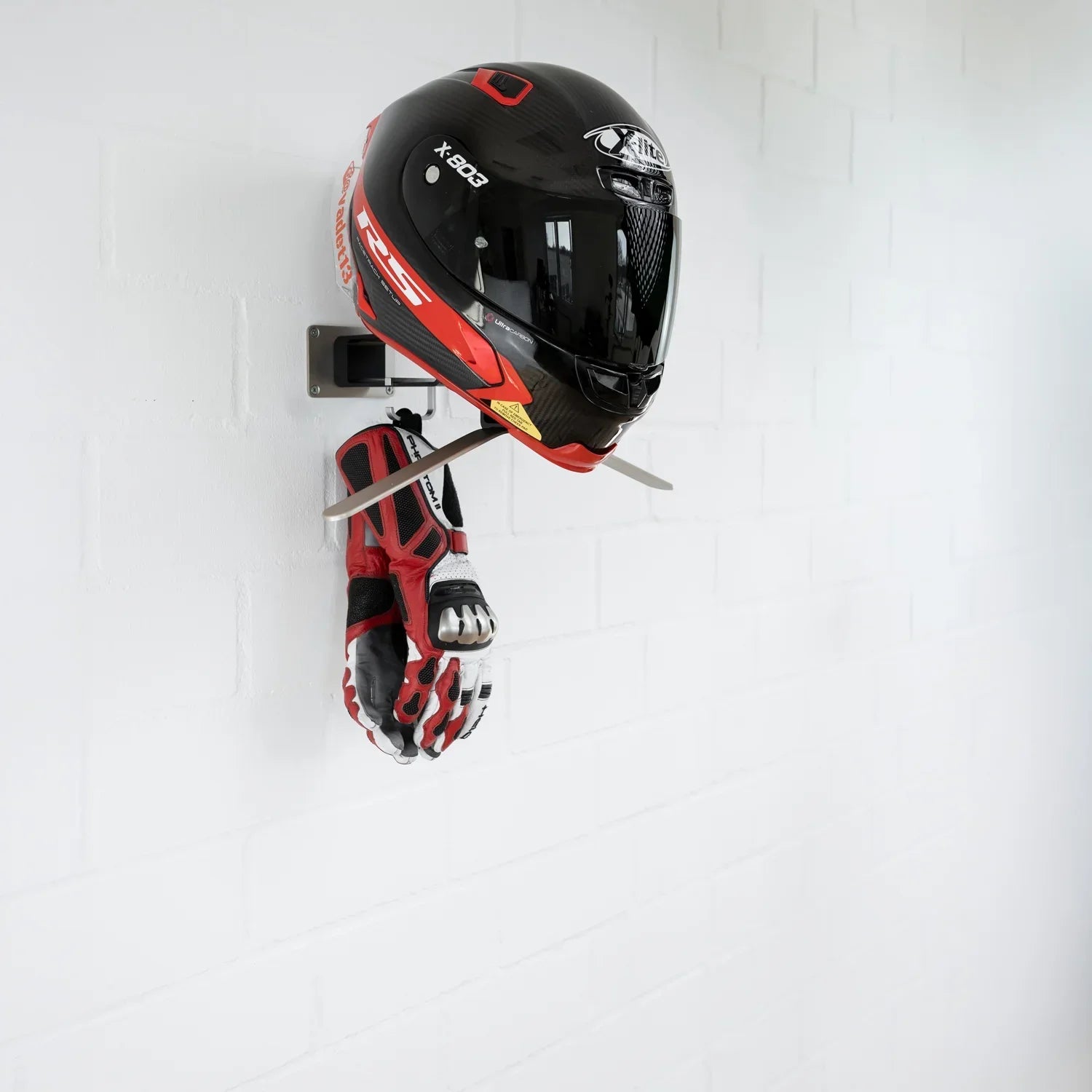 Zwei Motorradhelme sicher auf SUITBASE® Wandhaltern gelagert