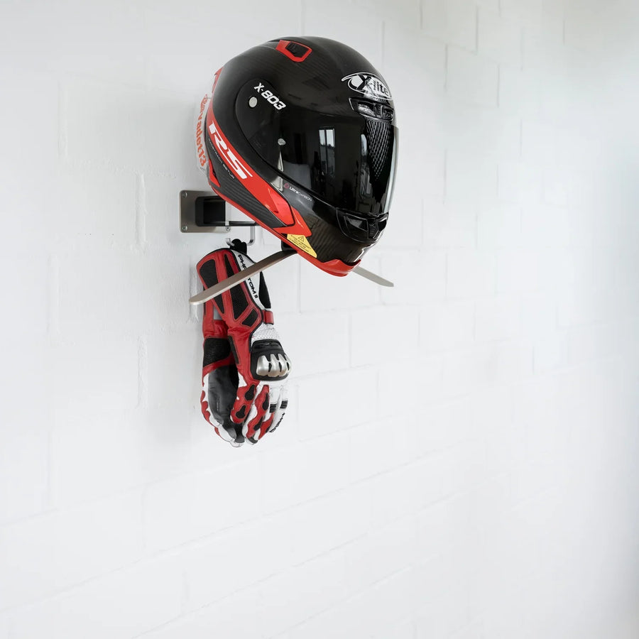 Zwei Motorradhelme sicher auf SUITBASE® Wandhaltern gelagert