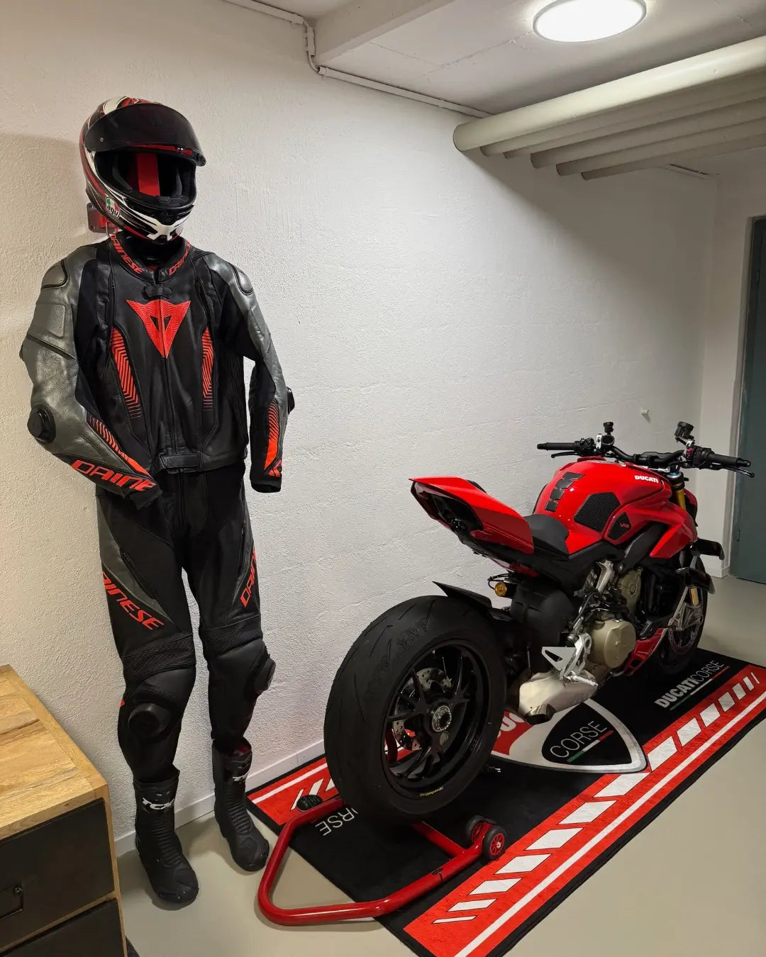 SUITBASE® - PRO V4 - Apex White - Motorrad Garderobe