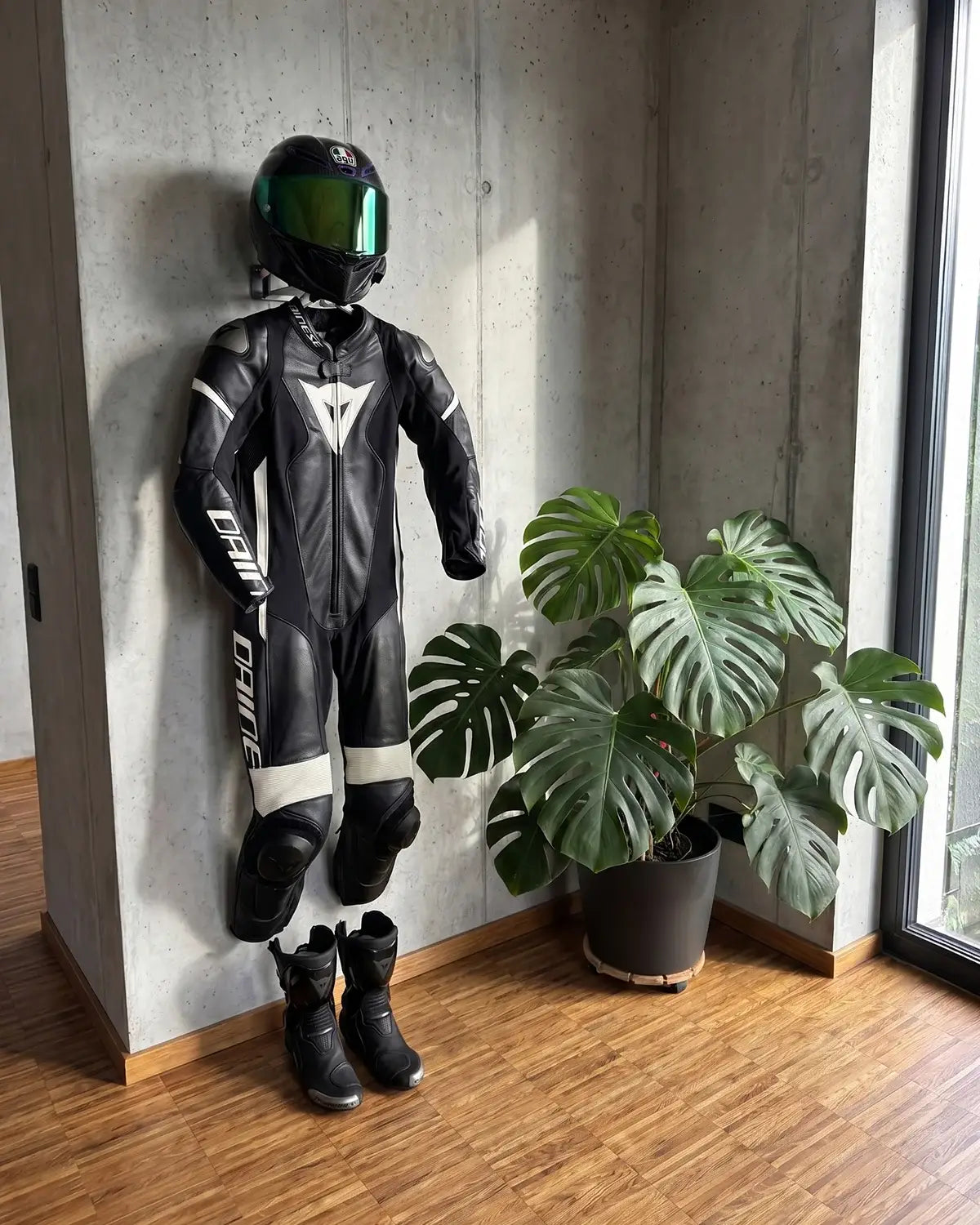 SUITBASE® PRO V4 - Midnight Black - Motorrad Garderobe Wandhalter