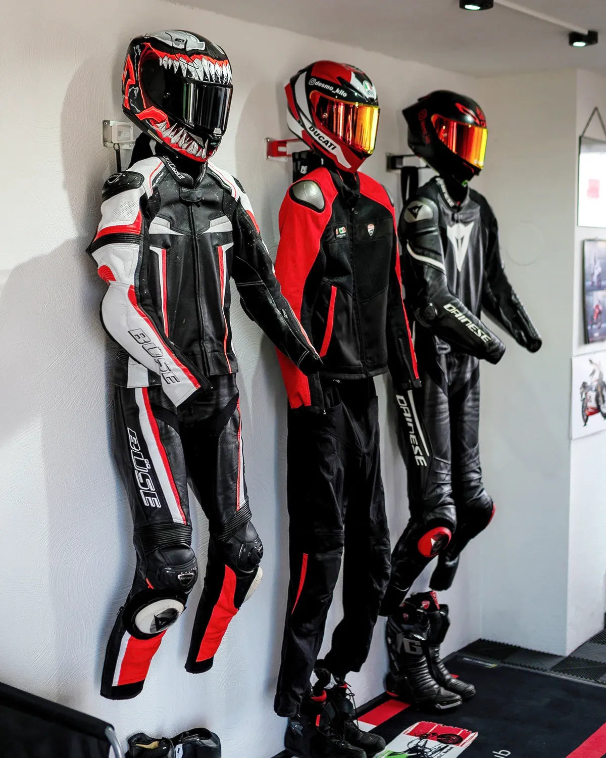 SUITBASE® PRO V4 - Midnight Black - Motorrad Garderobe Wandhalter