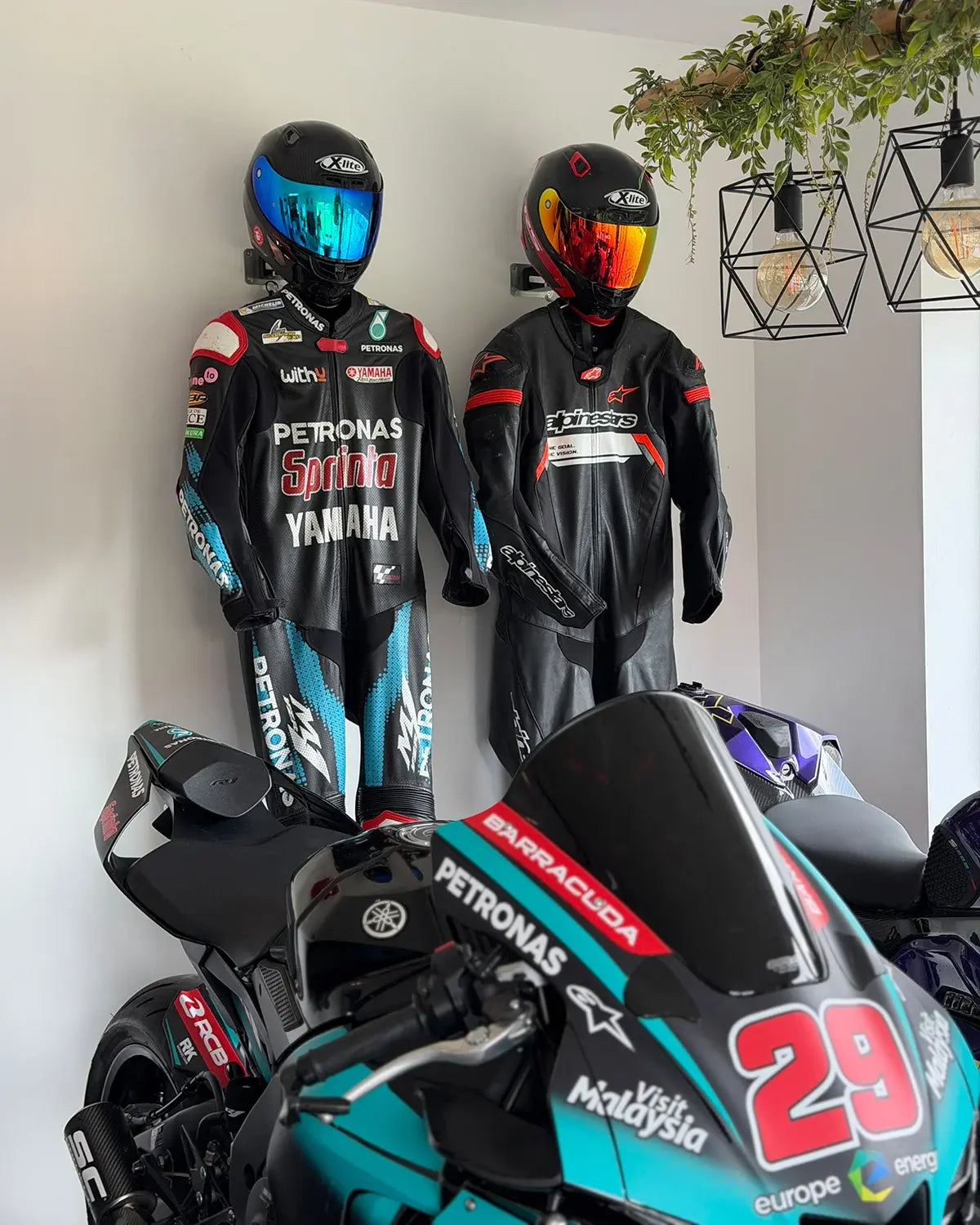 SUITBASE® PRO V4 - Midnight Black - Motorrad Garderobe Wandhalter