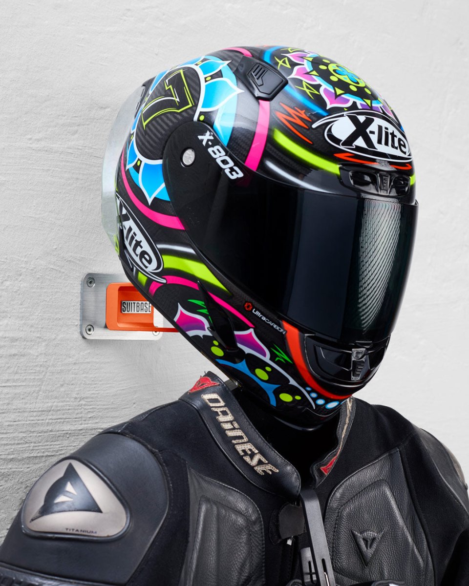 Premium Motorrad-Garderobe Orange - SUITBASE® PRO V4 mit X-lite Helm und Lederkombi an der Wand montiert