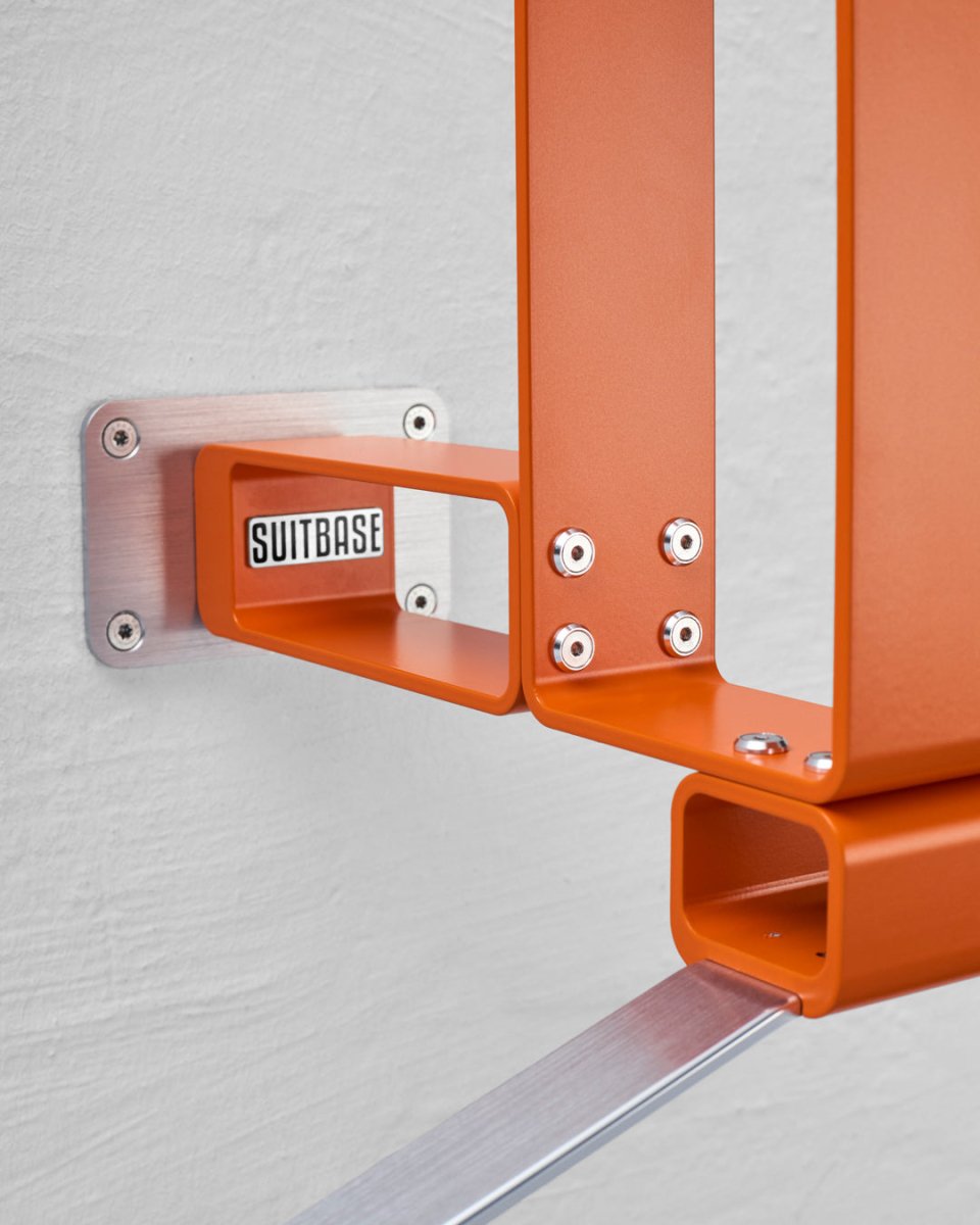 Premium Motorrad-Garderobe Orange - Detailaufnahme der SUITBASE® PRO V4 in Slideout Orange