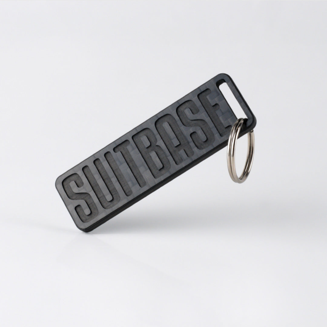 Schlüsselanhänger mit Suitbase Logo aus Carbon