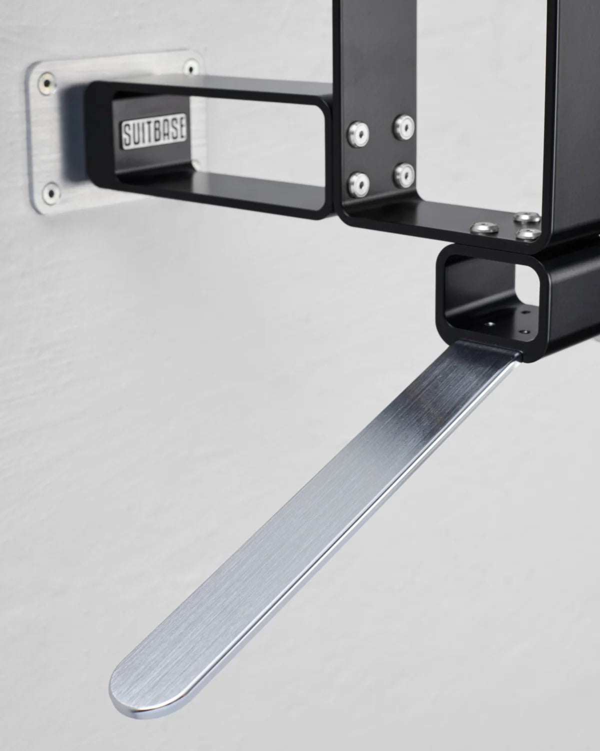 Gebürsteter Alu-Arm mit abgerundetem Ende.